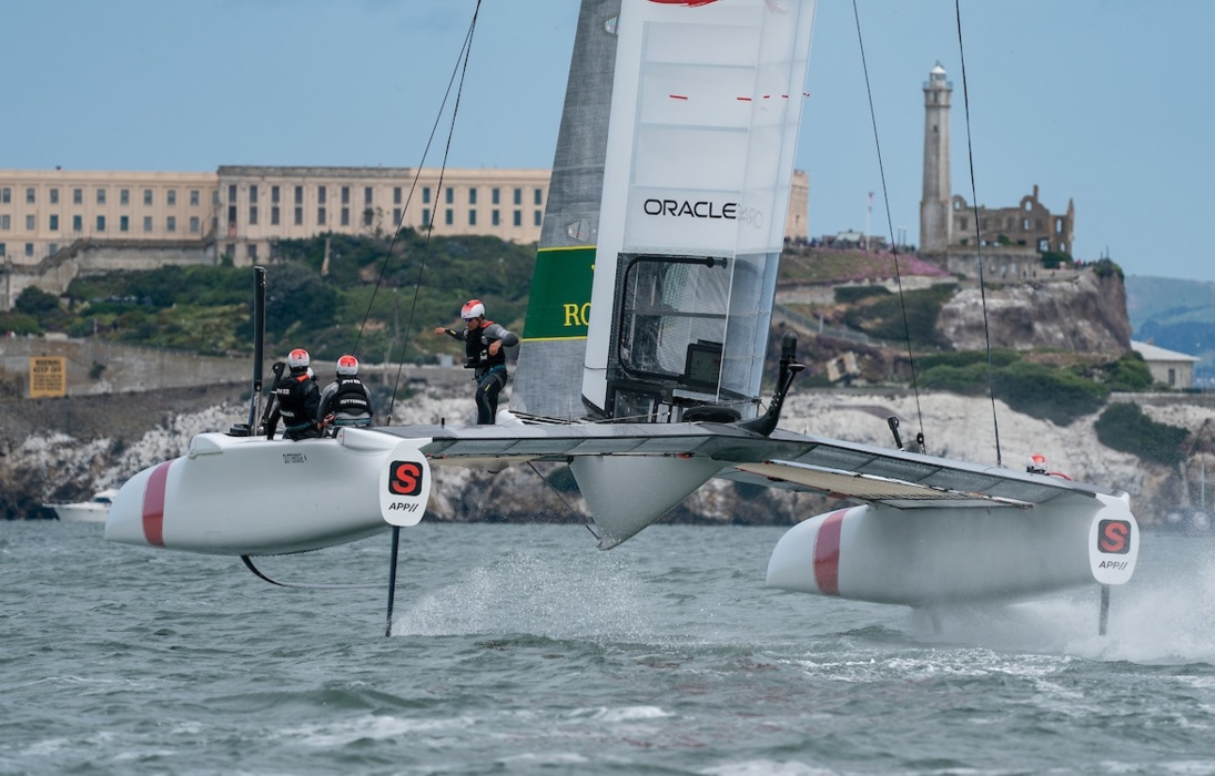Japan went in the race without electronics - no wonder that the podium ended up on the team of Olympic champion Tom Slingsby (Tom Slingsby), although Slingsby himself admitted that the opponents were generally stronger at this stage of the regatta. 