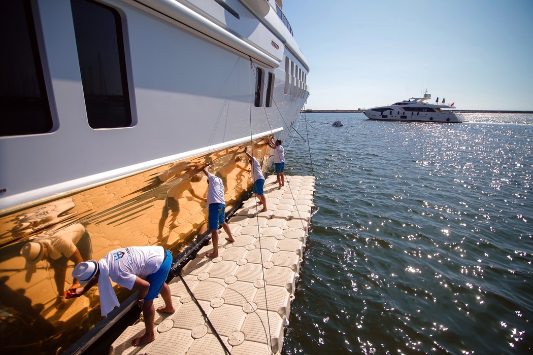 A huge advantage of turning to LuxWrap is that there is no need to disperse the boat to craftsmen. Thanks to their own floating docks, they will arrive anywhere in Europe and do everything from start to finish almost without any help.