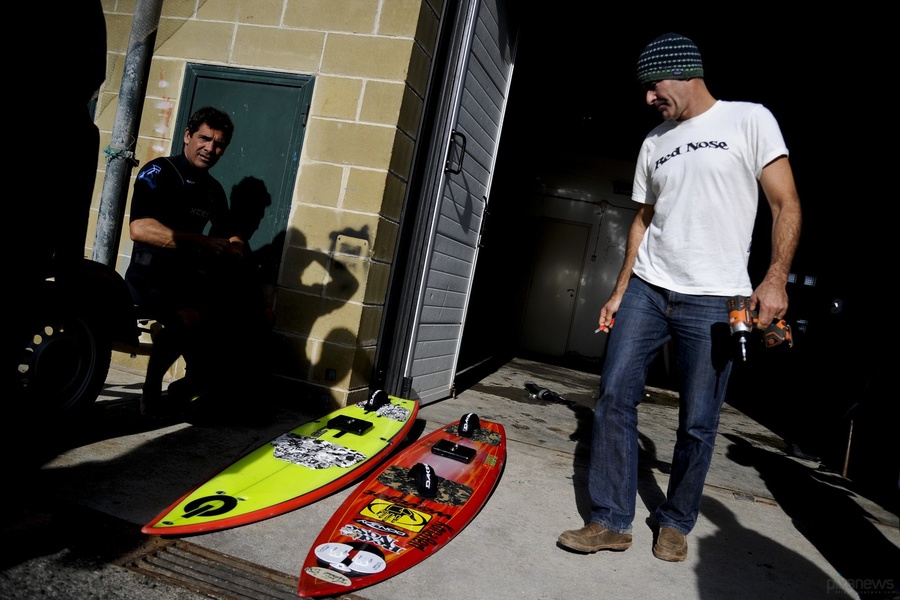 Garrett McNamara inspects her surfboards on the eve of her record swim © PATRICIA DE MELO MOREIRA/AFP/Getty Images.