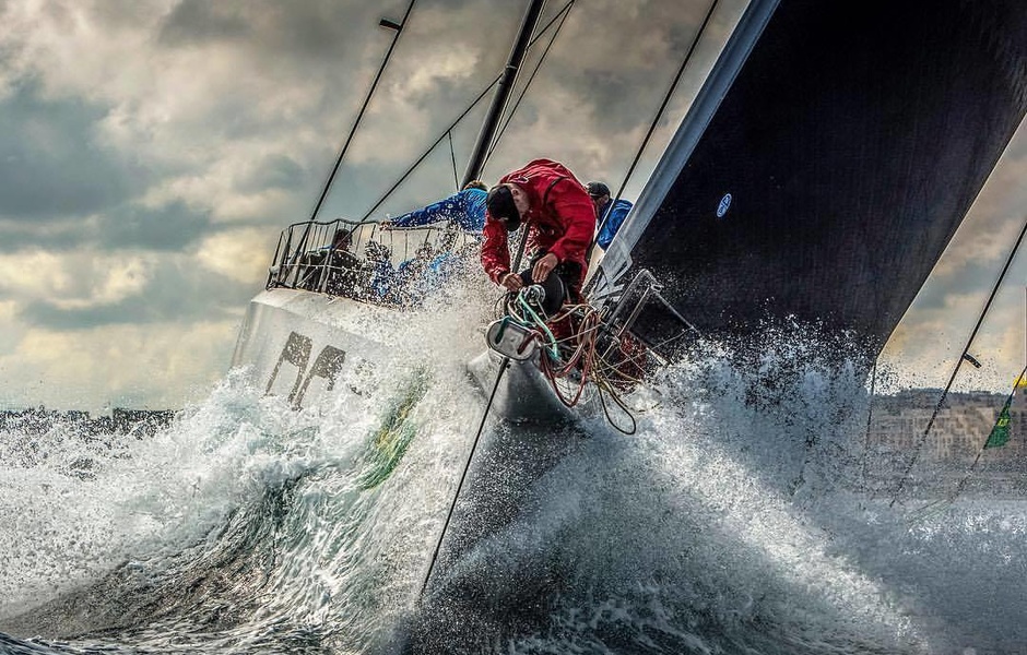 Первая лодка на финише Rolex Middle Sea Race 2017 -— Rambler 88 — во время гонки