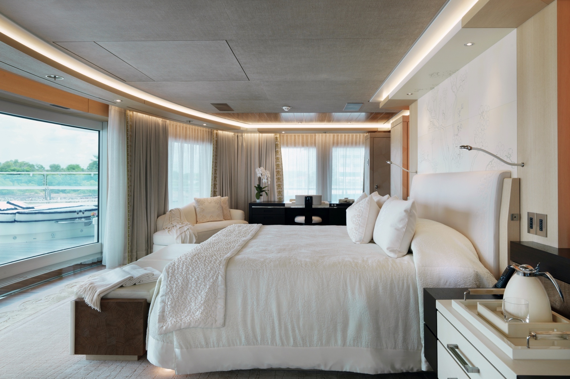 For the most important guests the layout provides VIP apartments with panoramic 180-degree sea view. The only drawback is that such beauty sleep will be immediately removed!