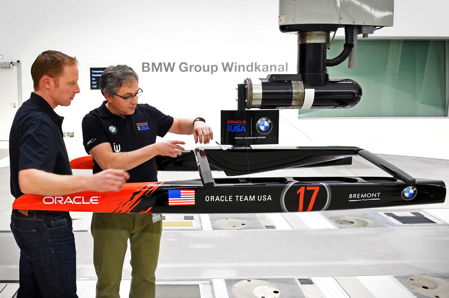 BMW много лет выступала технологическим партнером команды Oracle Team USA. Именно технологии немецкого автоконцерна позволили американской команде выиграть в 2010 году старейшую и самую престижную регату в истории - Кубок "Америки"