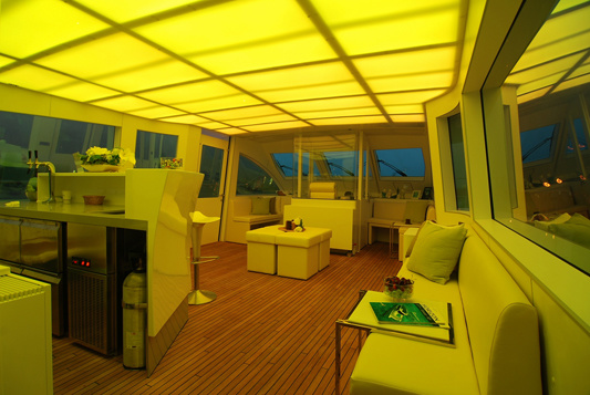 Лампы на потолке медитативно меняют цвет от желтого до фиолетового, создавая клубный эффект. Но только если этого хочет владелец. 