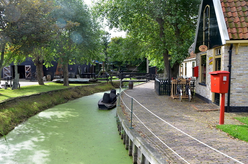 There are also a few houses in the museum that reproduce the typical Dutch life.