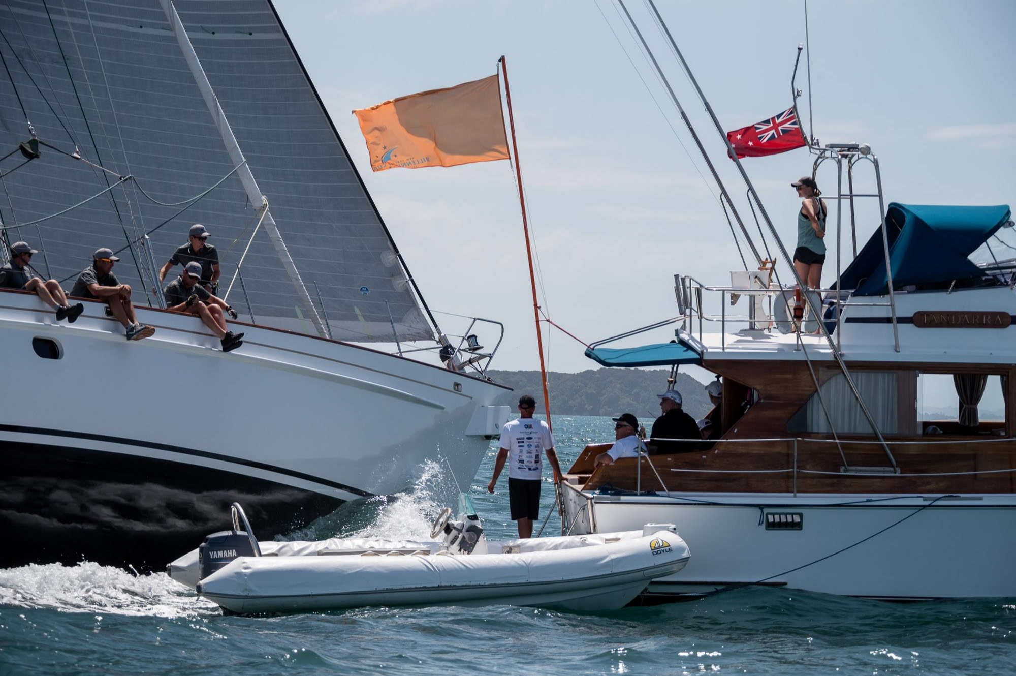 From a motor yacht you can comfortably watch the competitions. If you are lucky, you will not even have to sit in the tender to catch up with the competitors and look at them closer. Here, Tawera seems to have come to visit»herself«.