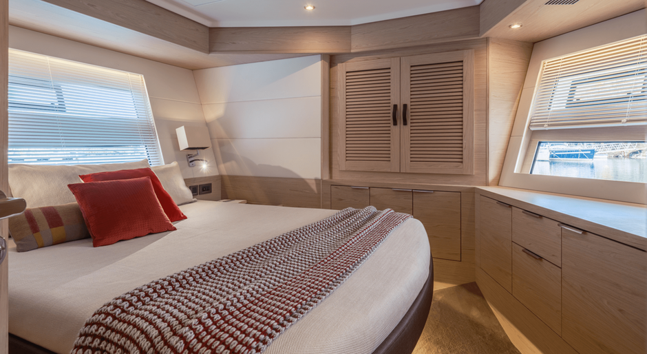 Носовая каюта владельца на Beneteau Grand Trawler 62 развернута немного под углом: и не вдоль, и не точно поперек лодки