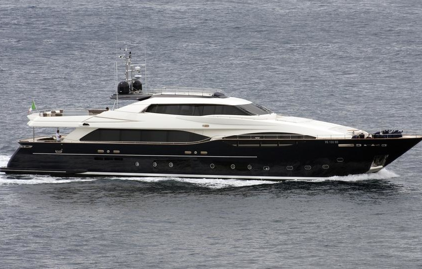 Яхта Берлускони