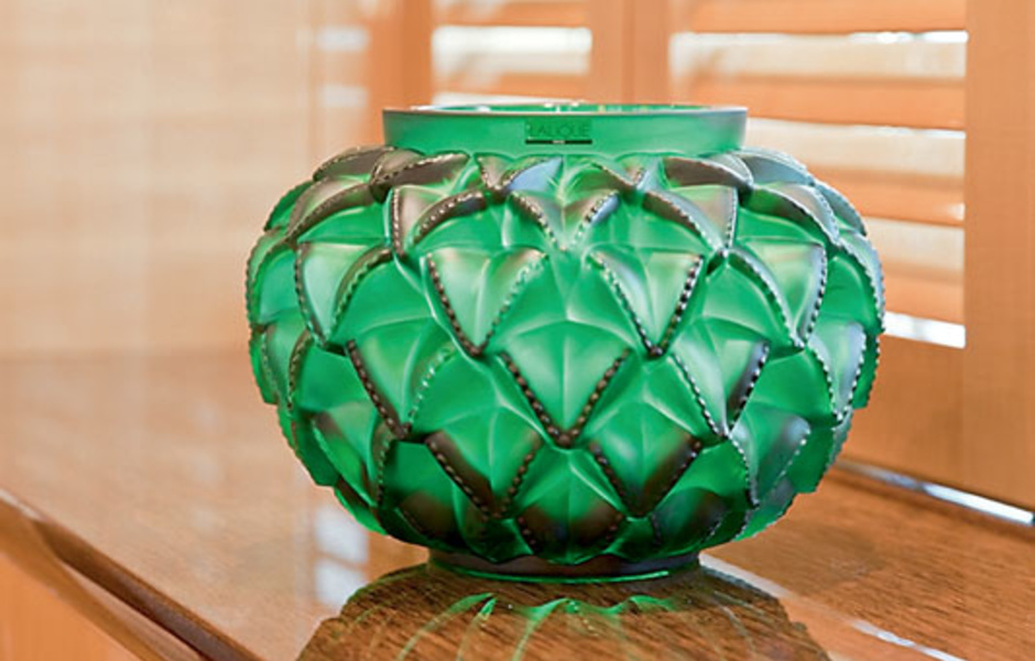 Изумрудная ваза Lalique притягивает взгляды гостей основного салона.