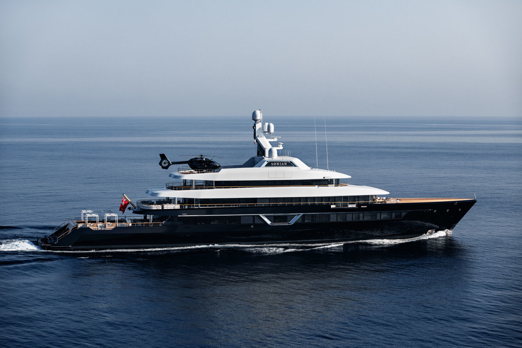 Perhaps the most attractive feature of the appearance is the shiny V-neck «decollete» on both sides. What's more interesting, the main deck has no side aisles.