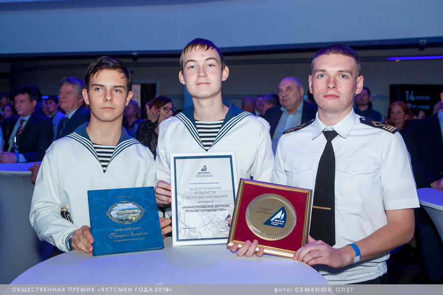 Юные изобретатели из Нижегородского детского речного пароходства и их руководитель 