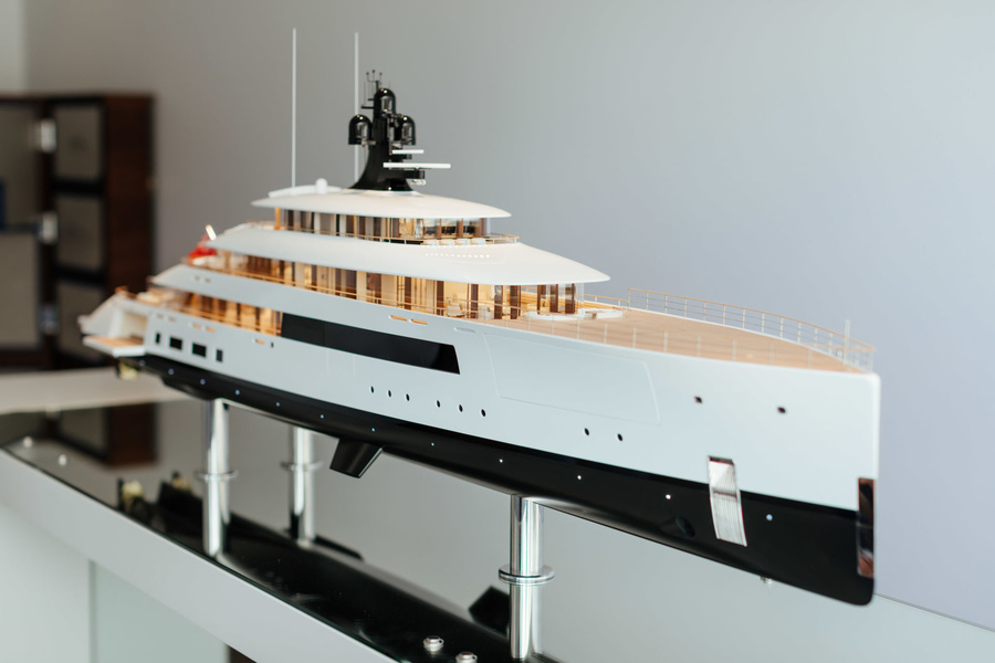 77,25-метровая Feadship SYZYGY 818 в миниатюре на FLIBS — 2019