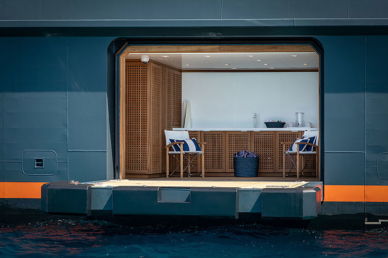 A folding bathing platform on the starboard side is available for guests' convenience. It also serves as the main «staging» area for the transfer of guests from «Hodor» to the mother ship and back.