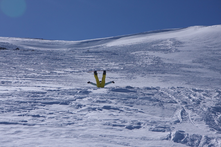 Screened "circus" is the perfect place for avalanches. It's better not to stay in places like this.