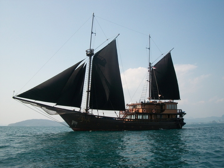 The most luxurious schooner in Indonesia is the best way to explore an ancient and beautiful country. 