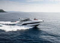 This boat is determined to at least repeat the success of its bestselling predecessor, Targa 43. To win the hearts of potential customers, Targa 43 Open will be a new design by Alberto Mancini, a folding motorized roof, flexible layout. The novelty is driven by a pair of Volvo Penta IPS600 D6 diesel engines. The charm of the Fairline Targa 43 Open was already felt by visitors to the Cannes Yacht Festival last autumn, where the boat won the World Yacht Trophies award.