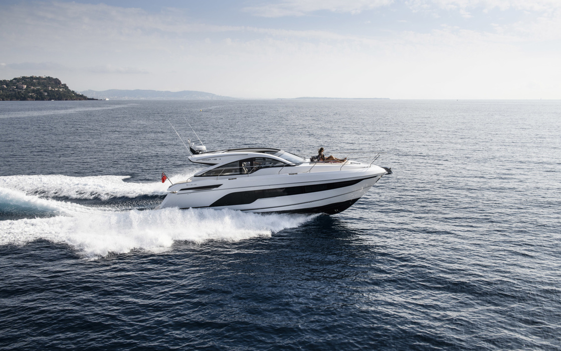 This boat is determined to at least repeat the success of its bestselling predecessor, Targa 43. To win the hearts of potential customers, Targa 43 Open will be a new design by Alberto Mancini, a folding motorized roof, flexible layout. The novelty is driven by a pair of Volvo Penta IPS600 D6 diesel engines. The charm of the Fairline Targa 43 Open was already felt by visitors to the Cannes Yacht Festival last autumn, where the boat won the World Yacht Trophies award.