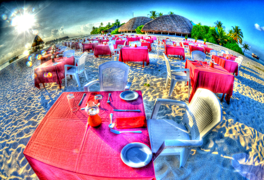 Остров Ангага, Мальдивы. Столы накрыты для новогоднего гала-ужина. Фото: Neville Wootton on Flickr