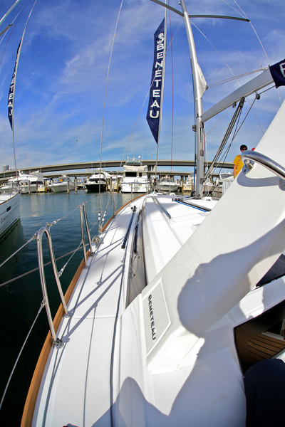 … а вообще Beneteau Oceanis мне не понравились: очень скучные внутри. Интерьер напоминает отделанный дешевым ламинатом пол квартиры в многоэтажке