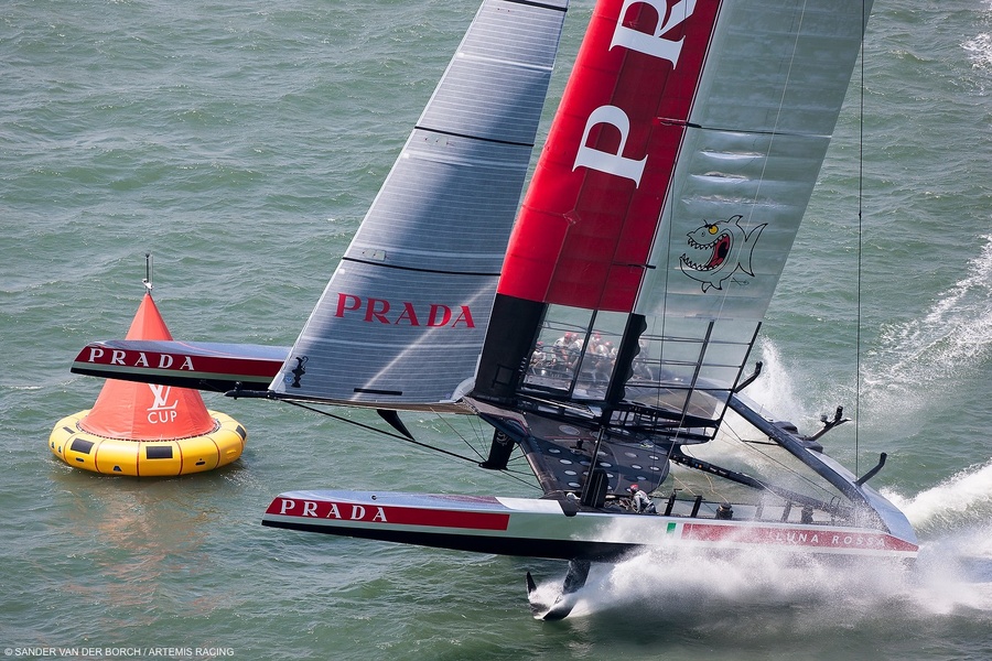 Dangerous turn "on the fly" by the Italian team. Another reason to remember that AC72 is not the kindest boat