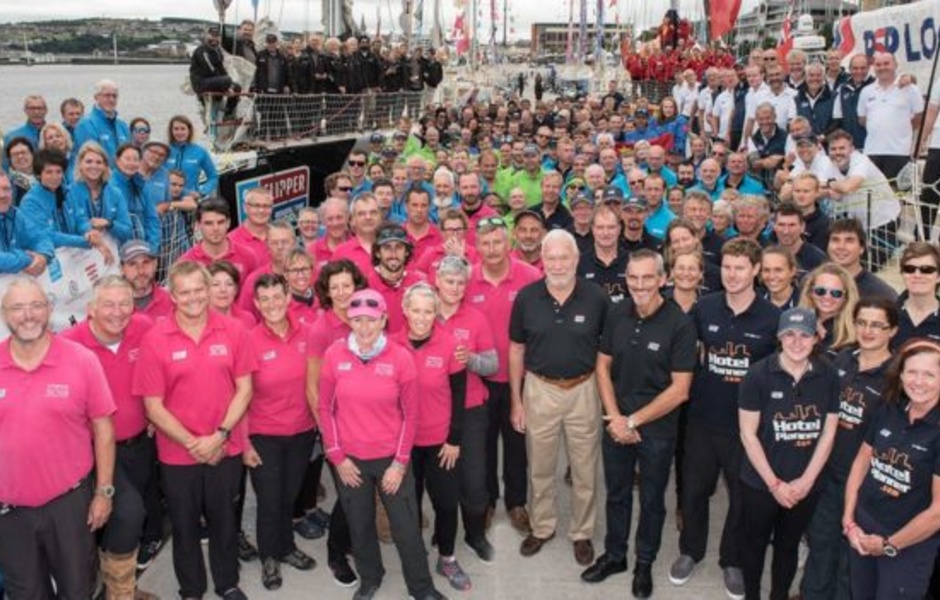 Участники Clipper Round the World Race 2017/18 и Робин Нокс-Джонстон (в центре) перед стартом регаты