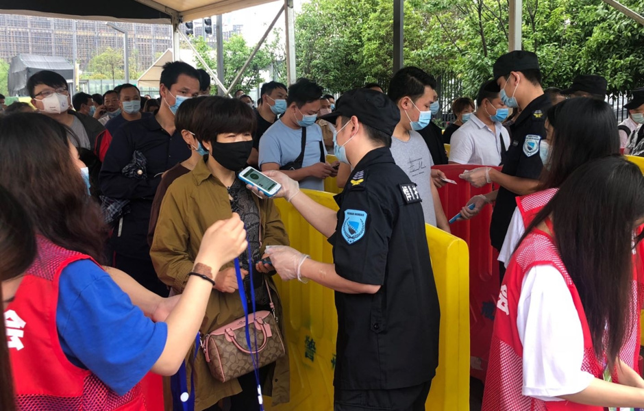 Before entering the exhibition, every person had to undergo a temperature measurement procedure. Wearing a mask and observing the distance was also a prerequisite.