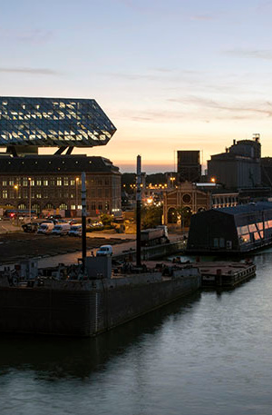 &laquo;Yacht&raquo; made of glass and concrete  