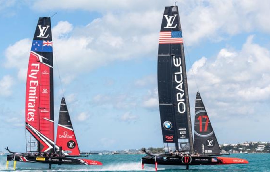 Команды Oracle Team USA и Emirates Team New Zealand идут корпус к корпусу на Бермудах в 2017 году