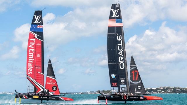 Команды Oracle Team USA и Emirates Team New Zealand идут корпус к корпусу на Бермудах в 2017 году