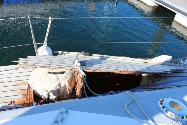 Потери яхты Zest: сломанная мачта и обширная пробоина в палубе