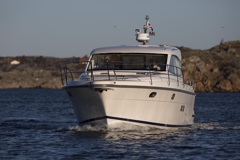 Reliable Scandinavian boat with a distinctive aisle on the starboard side and extended salon.