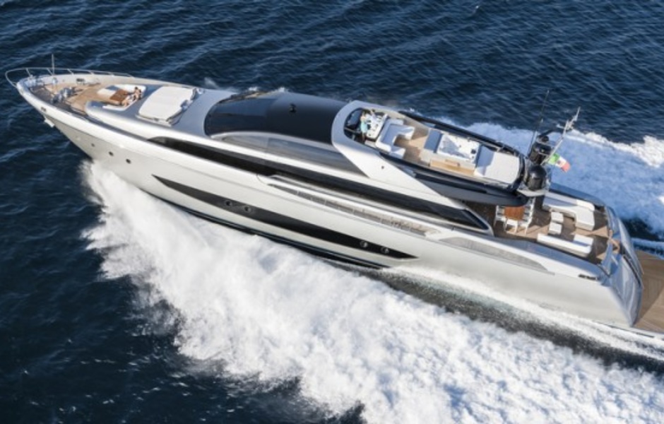 Дизайн Mythos вдохновлен яхтой Riva 86’ Domino.