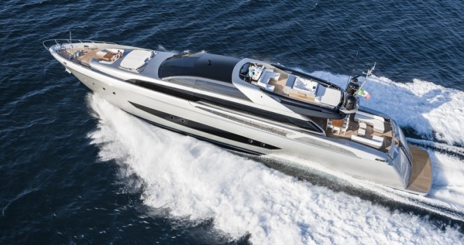 The design of Mythos is inspired by the Riva 86' Domino.