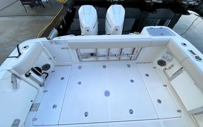 Boston Whaler 325 Conquest Pilothouse