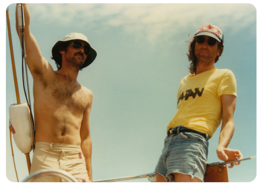 Тайлер Конис (слева) и Джон Леннон во время путешествия на Бермуды. Фото: Tyler Coneys