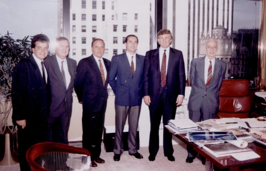 Дизайнеры Oliver Design и представители верфи Astilleros Españoles на встрече с Трампом в Trump Tower, 1993 год 