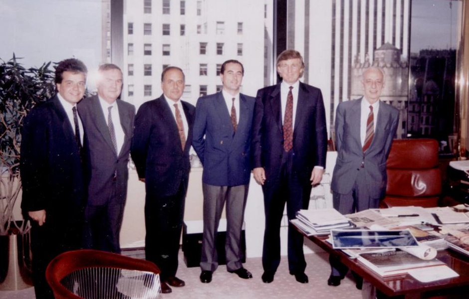Дизайнеры Oliver Design и представители верфи Astilleros Españoles на встрече с Трампом в Trump Tower, 1993 год