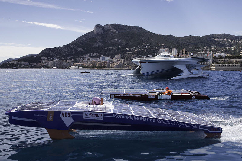На заднем плане виднеется MS Tûranor PlanetSolar — самая быстрая «солнечная яхта» в мире