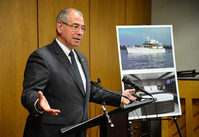 D.A. Mike Freeman puts his hands on the boat: the owners of the boat can't be found...