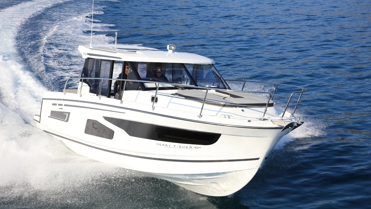 The new Merry Fisher 1095 is the flagship model of the French shipyard Jeanneau range, demonstrating that boats over 10 meters long can be equipped with outboard engines. The hull of the Merry Fisher 1095 is specially designed for this type of engine. In addition, the boat is very spacious in its size.