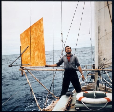 Suhaili в море: Р.Нокс-Джонстон сдает вахту ветровому авторулевому