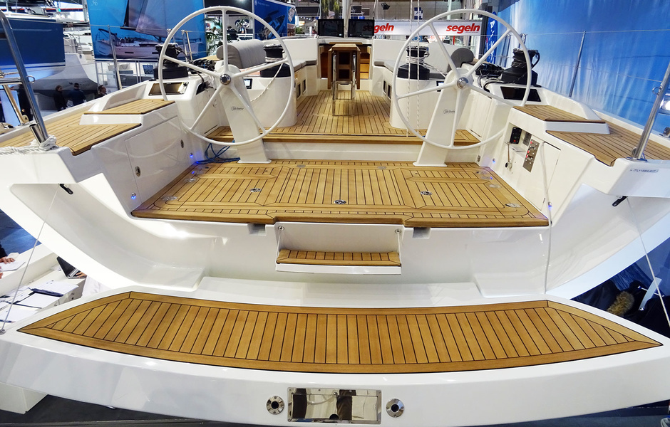 Широкая корма нового флагмана Italia Yachts 15.98