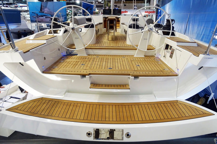 Широкая корма нового флагмана Italia Yachts 15.98