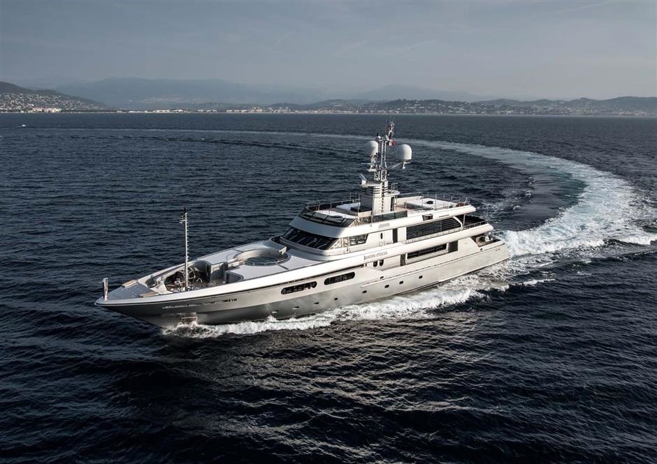 Regina D'Italia, built by the Italian shipyard Codecasa in 2006, is surprisingly traditional in appearance. The exterior of the steel superyacht with an aluminium superstructure is designed by Della Role Design.
