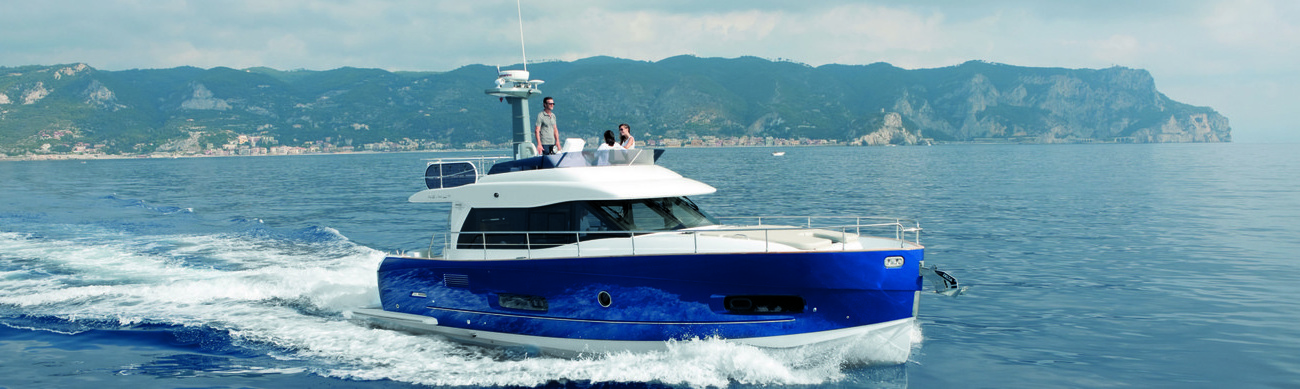 semi displacement yacht