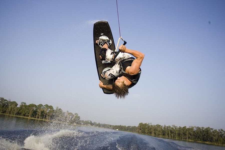 Spectacularity, simplicity, accessibility, unisex - maybe soon a wakeboard will be on the summer Olympics program. 
