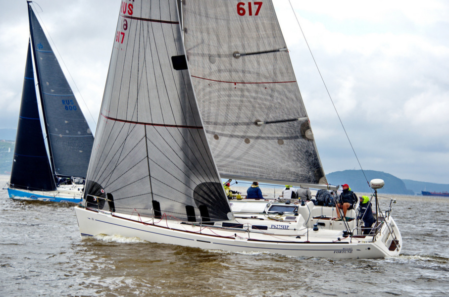 In the foreground is the «Seven Foot»« Fortune Yacht Club team» from ORC B Group.