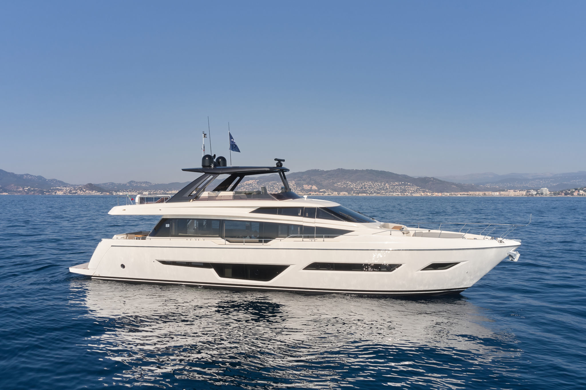 A FERRETTI A044616390001 関税送料込 Ferretti Yachts 860 Yacht Test Drive & Full Review | YachtBuyer