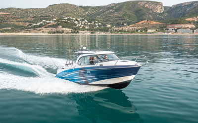 Beneteau Antares 8 Fishing