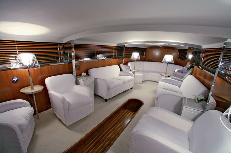 The interior rooms are spacious, the proportions are harmonious. Luxury without show.