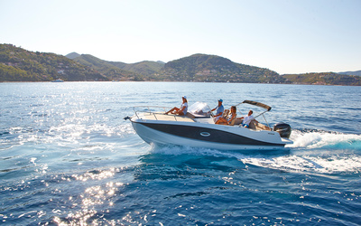 Quicksilver Activ 755 Sundeck